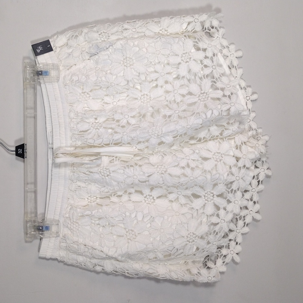 NWT Abercrombie and Fitch floral white shorts size large